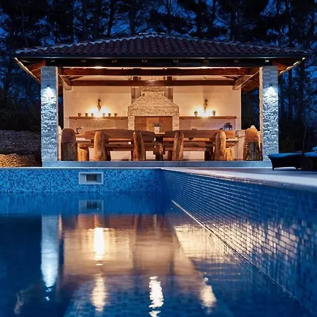 Villa Isabel - Luxury Retreat In Roccafinadamo, 6 Bdr With Pool *