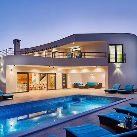 Villa Isabel - Luxury Retreat In Roccafinadamo, 6 Bdr With Pool Arsita