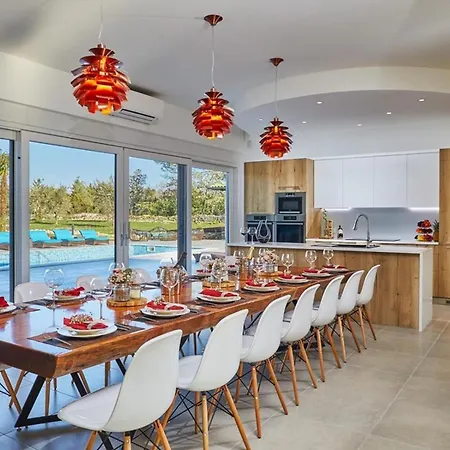 Villa Isabel - Luxury Retreat In Roccafinadamo, 6 Bdr With Pool Appartamento *