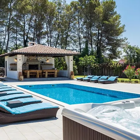 Appartamento Villa Isabel - Luxury Retreat In Roccafinadamo, 6 Bdr With Pool