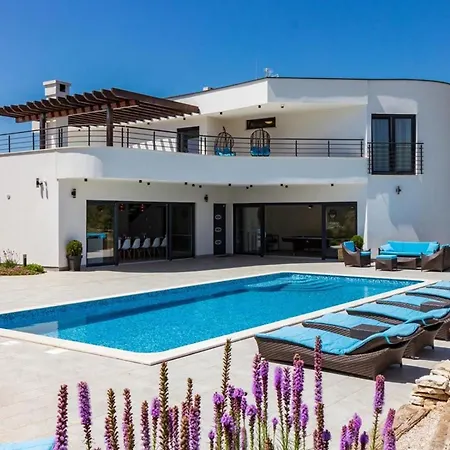 Villa Isabel - Luxury Retreat In Roccafinadamo, 6 Bdr With Pool * Arsita